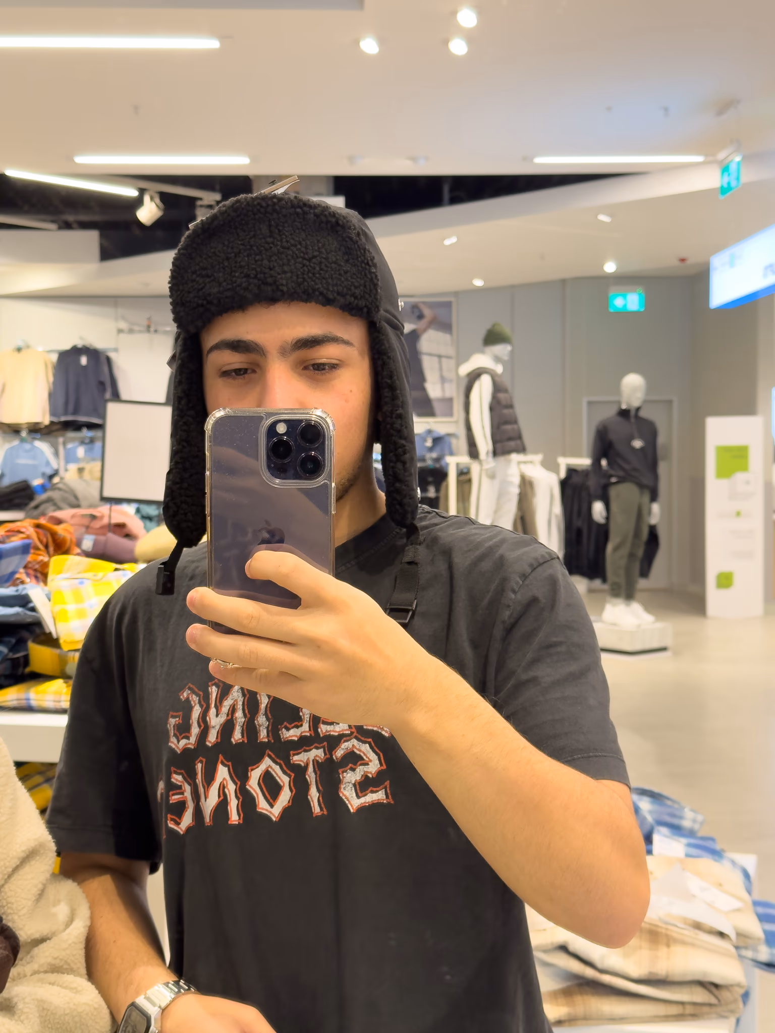 Ali Bakhakh taking a mirror selfie